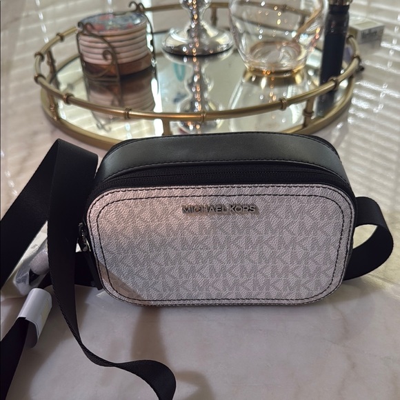Michael Kors Black and Gray Cámara Bag 💼 - Picture 1 of 4